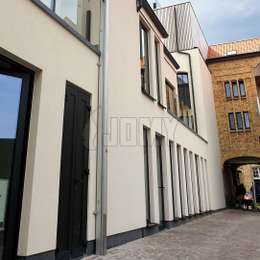 Zur Straße zeigende einbruchhemmende Feuerleiter Einbruchhemmende JOMY-Feuerleiter an der Straßenfassade eines Mehrfamilienhauses.